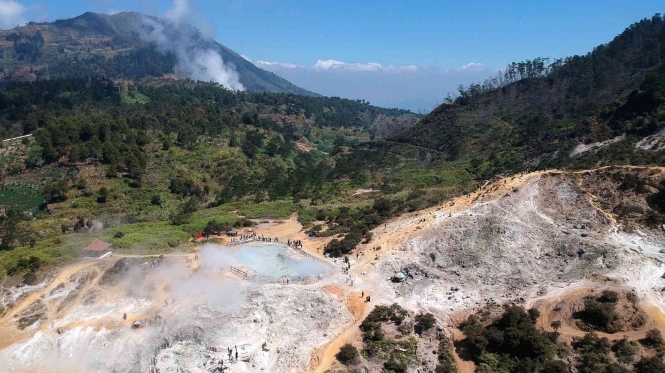 Kawah Sikidang: Keajaiban Geologi Dieng dengan Pesona Asap Putih & Belarung Belerang